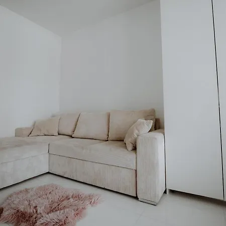 The Pearl Of Warsaw-subwaystop&free Parking